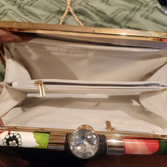 White floral bag. Can be carried as a clutch. Gold chain strap. - Picture 3 of 7